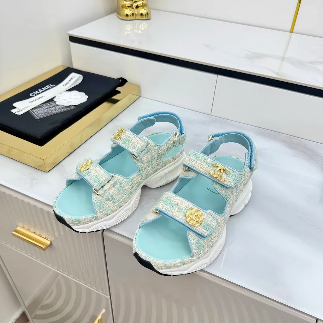 👟👟Ex-factory price 640👟👟 Top version... Chanel｜Chanel Xiaoxiang Velcro Beach Slippers Slippers Casual Beach Shoes 25ss Spring and Summer New Style! Beach shoes are a hit all over the internet! The latest model from the counter, I am still willing to buy it on my feet. It must be ranked among the most popular models. It is invincible in all seasons. Various bloggers and Internet celebrities can see the matching styles. Highly recommended. Pearlescent sheepskin upper, sheepskin lining, suede for feet. Original open-molded TPU outsole size: 35-40 (customized for 40 and 41). Full set of original packaging 👉 👉 👉